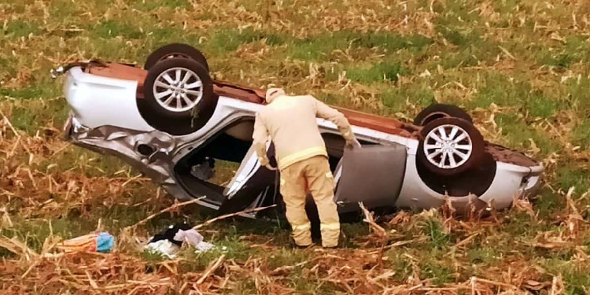 Mulher de 33 anos fica ferida ao capotar Corolla na BR-467, próximo a Sede Alvorada