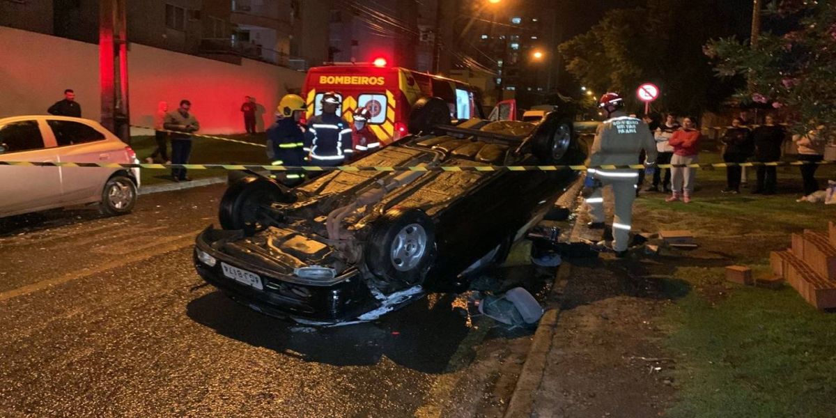 Idoso fica ferido em capotamento no Bairro Pacaembu, em Cascavel