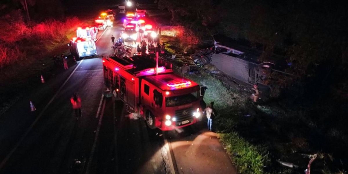 Ônibus tomba após colisão e deixa um morto, em Campo Mourão