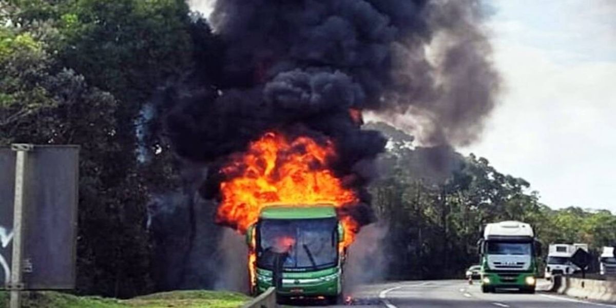 Ônibus da Catarinense pega fogo na BR-376, em Guaratuba