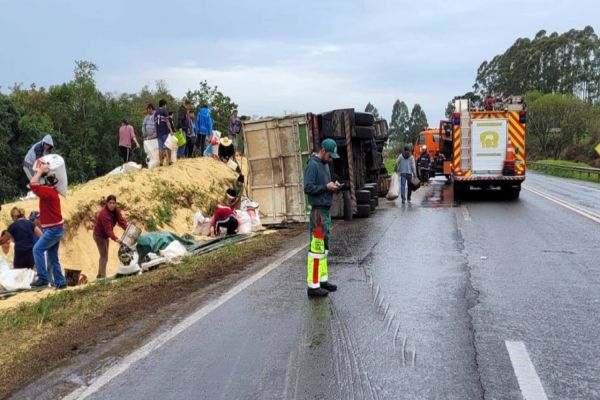 Identificado casal que morreu em tombamento de caminhão na BR-277 no trevo de Diamante do Sul