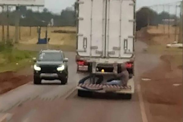 Imagem referente a notícia: Homem é flagrado pegando “carona” na traseira de caminhão em Palotina