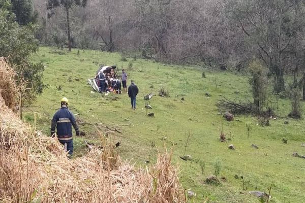 Carro despenca barranco após capotamento, na PR-473, em Espigão Alto do Iguaçu