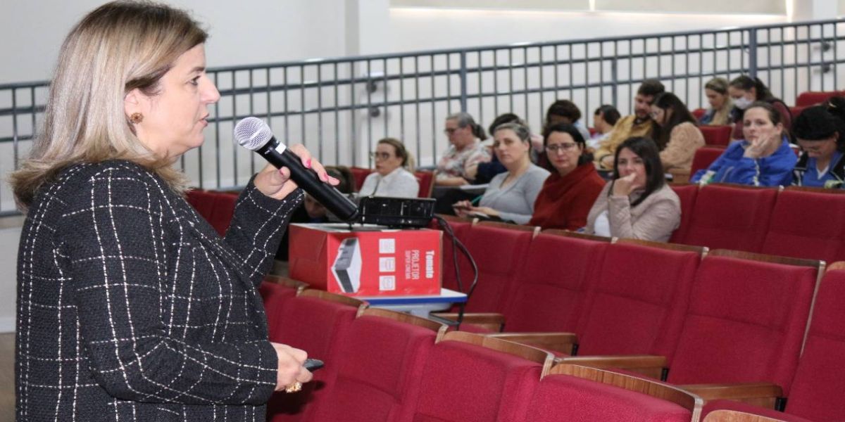 Semed discute com professores sobre novas leis que impactam a Educação
