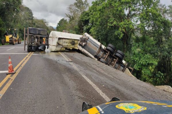 Nova Laranjeiras: Uma pessoa fica ferida após tombamento de caminhão bi-trem na BR 277