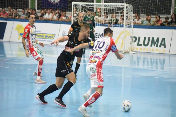 Imagem referente a notícia: Em jogo com paradas por problemas no ginásio, Cascavel Futsal vence Sorocaba
