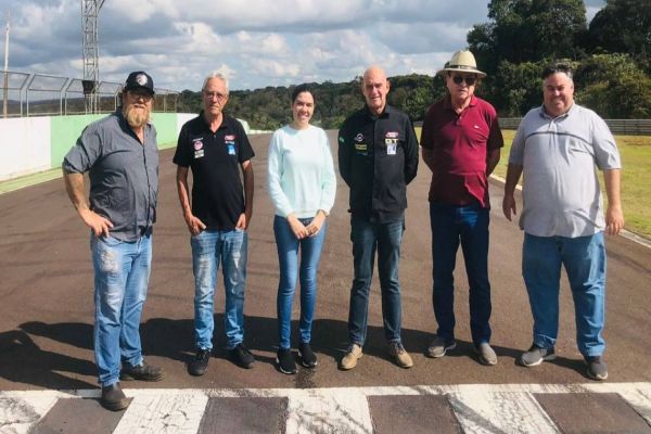 Promotor da Fórmula Truck vistoria autódromo de Cascavel