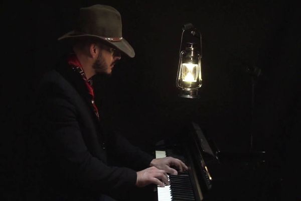 Teatro Municipal Sefrin Filho recebe 'O Piano Caipira de Elvis Claro'