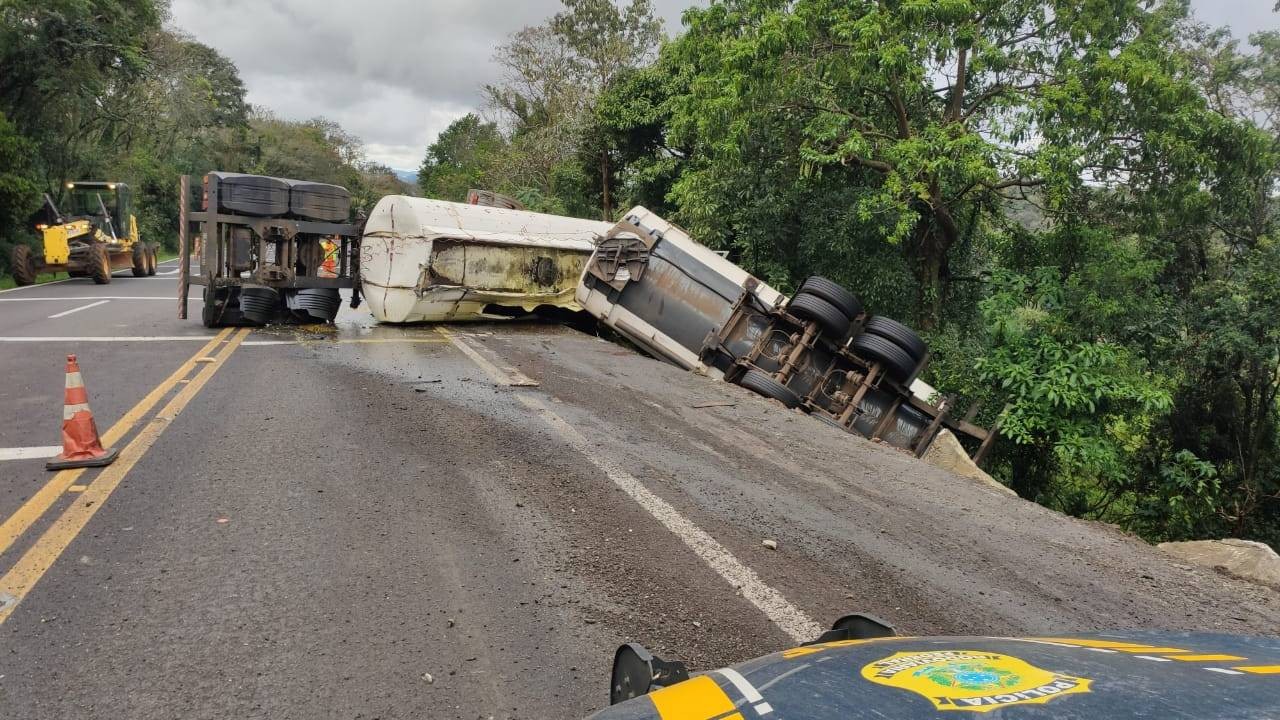Nova Laranjeiras: Uma pessoa fica ferida após tombamento de caminhão bi-trem na BR 277