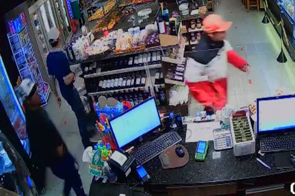 Imagem referente a notícia: Panificadora é assaltada por três indivíduos no bairro São Cristóvão em Cascavel