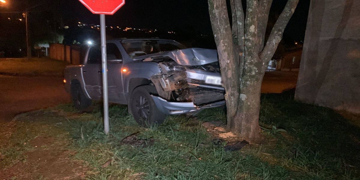 Ao tentar desviar de veículo, Amarok colide em arvore no bairro Periolo