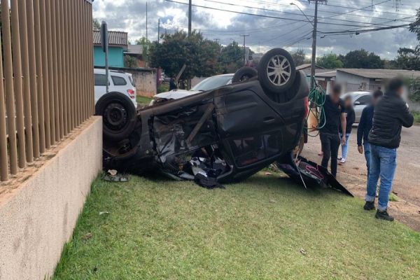 Imagem referente a notícia: Mulher fica ferida após forte colisão de trânsito entre Clio e Hilux no Bairro Cataratas