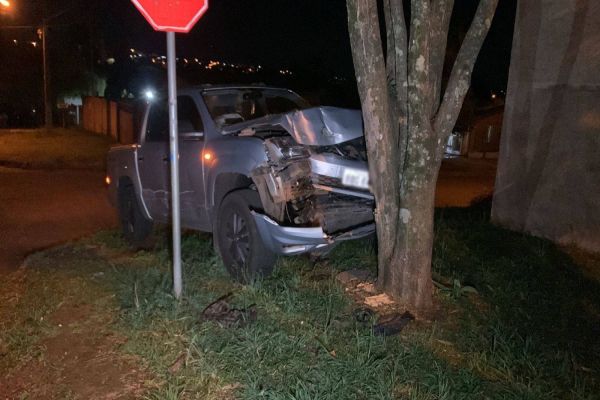 Imagem referente a notícia: Ao tentar desviar de veículo, Amarok colide em arvore no bairro Periolo