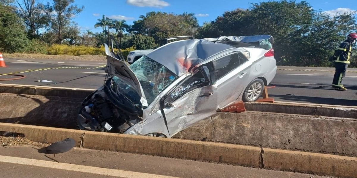 Homem morre após carro capotar em rodovia BR-376
