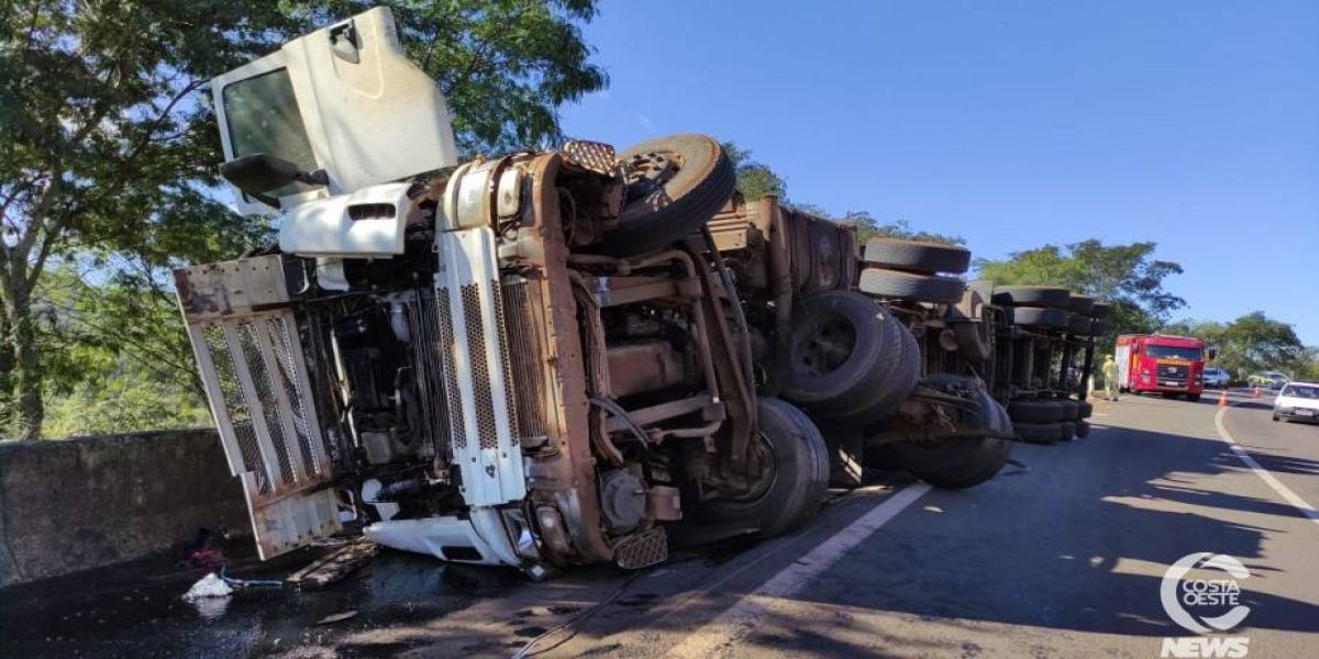 Carreta carregada com adubo tomba na BR-277, em São Miguel do Iguaçu