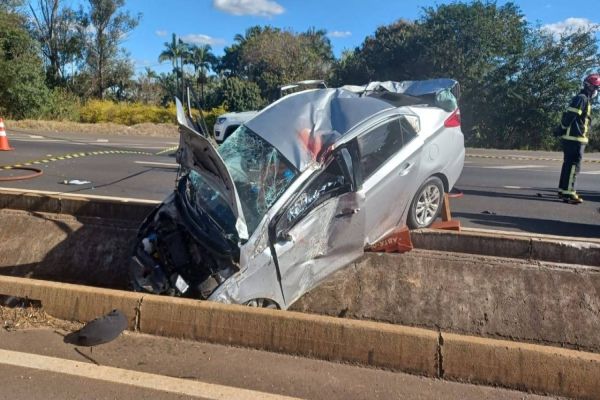 Homem morre após carro capotar em rodovia BR-376