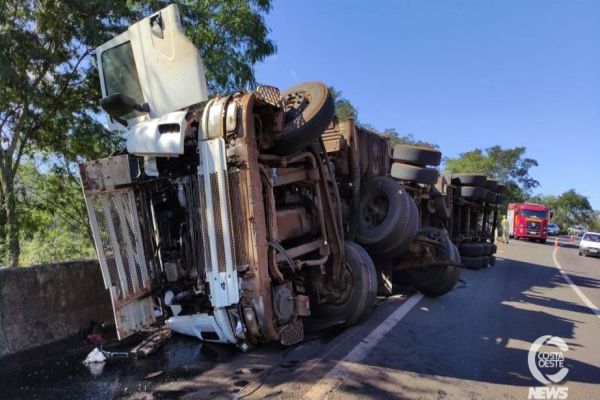 Carreta carregada com adubo tomba na BR-277, em São Miguel do Iguaçu