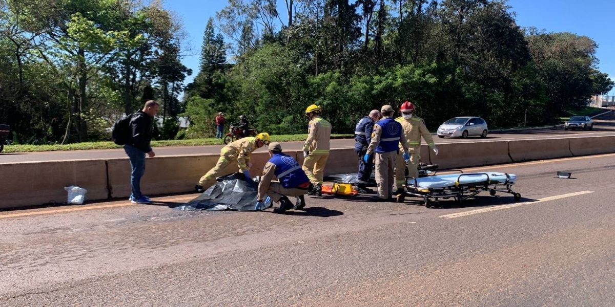 Mulher de 64 anos morre após violenta colisão entre moto e caminhão na PRc-467 em Cascavel