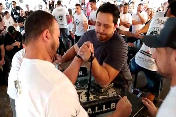 Imagem referente a notícia: Cascavelense, Crysthian Marcell é campeão do Campeonato Paranaense de Luta de Braço Sênior