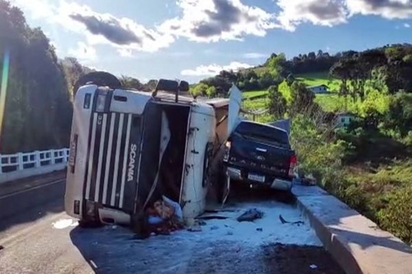 Caminhão tomba e atinge caminhonete em cima de ponte na PR-493, próximo de pato Branco
