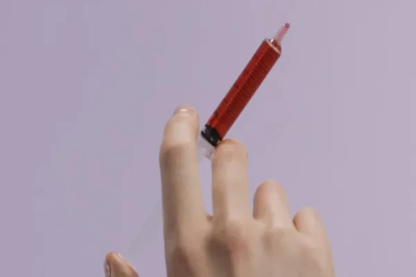 Foto relacionada a notícia: Jovem injeta sangue de namorado com HIV em seu corpo para "pacto de amor"