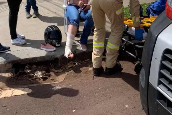 Imagem referente a notícia: Motociclista de 42 anos sofre suspeita de fratura em tornozelo após colisão no Bairro Floresta