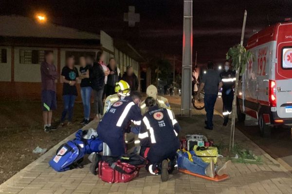 Imagem referente a notícia: Dois acidentes no mesmo lugar; moto invade contramão e colide em carro e idoso é atropelado