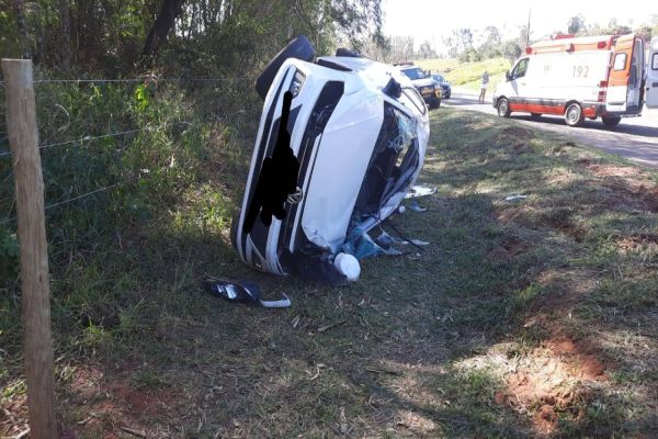 Quatro pessoas ficam feridas após capotamento na PR-486 em Alto Piquiri
