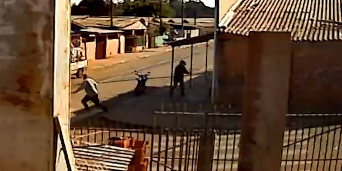 Câmeras de segurança registra Deivid Aurelio sendo alvejado por disparos de arma de fogo