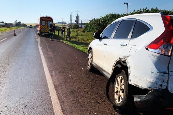Imagem referente a notícia: Uno colide em carro estacionado no acostamento na BR-467, em Cascavel