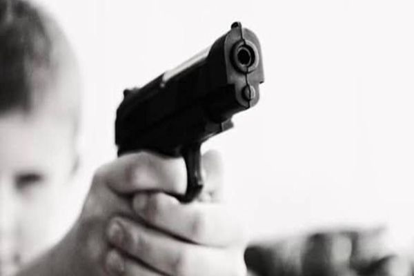 Criança de 6 anos pega arma do avô e acidentalmente acerta no rosto de menina de 3 anos, em laranjal