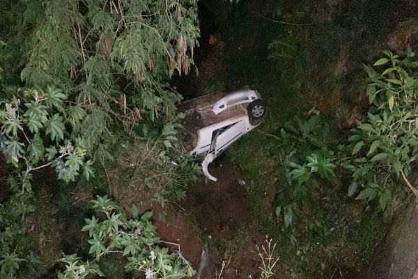 Imagem referente a notícia: Carro cai em córrego no Loteamento Sanga Funda em Cascavel