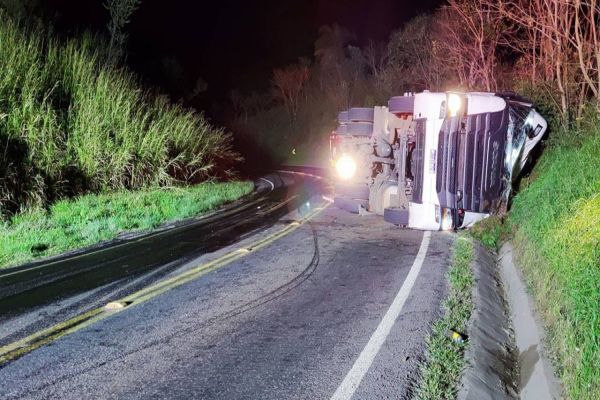 Caminhão carregado com óleo vegetal tomba e interdita PR-180, Marmeleiro e Campo Erê