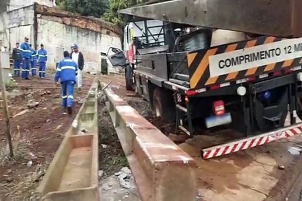 Poste de iluminação cai sobre trabalhador na Rua Jacarezinho