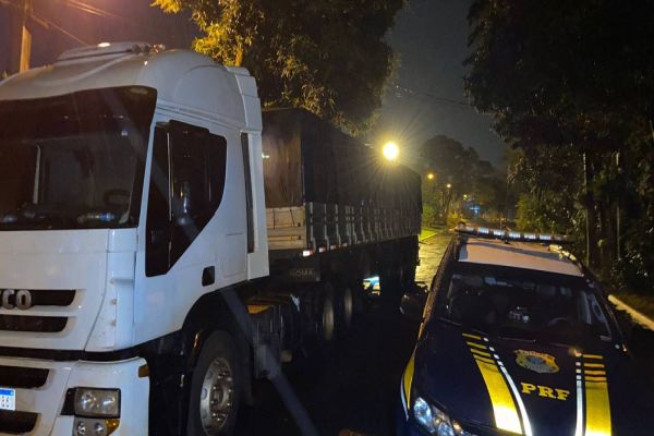 PRF recupera carreta furtada transportando 400 mil maços de cigarros