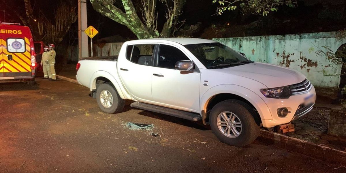 Homem de 35 anos passa mal e quase bate em árvore no centro de Cascavel