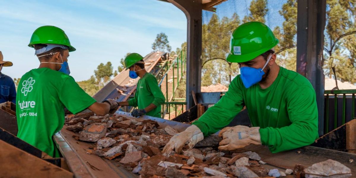 Empresa de Cascavel recebe certificado de melhor usina de reciclagem de resíduos da construção civil
