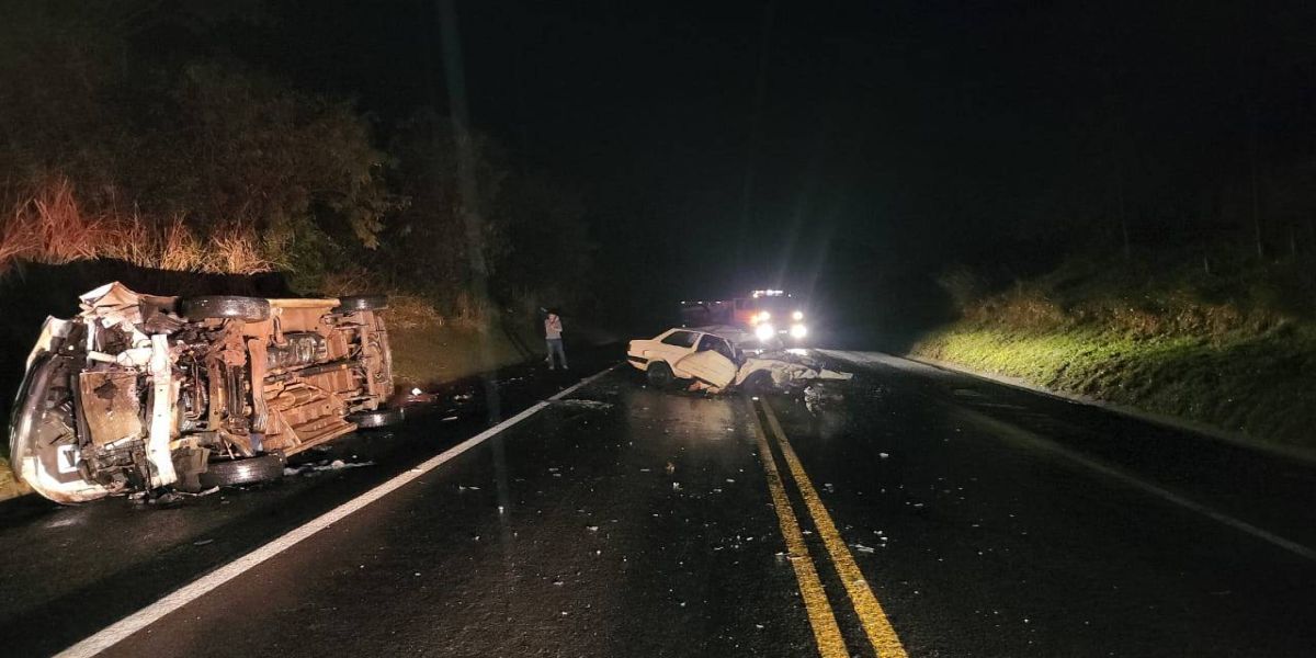 Homem morre após colisão frontal entre Voyage e Sprinter na BR-376