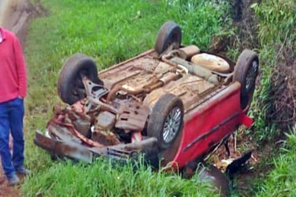 Imagem referente a notícia: Três pessoas ficam feridas após capotamento na PR-364, em Laranjal