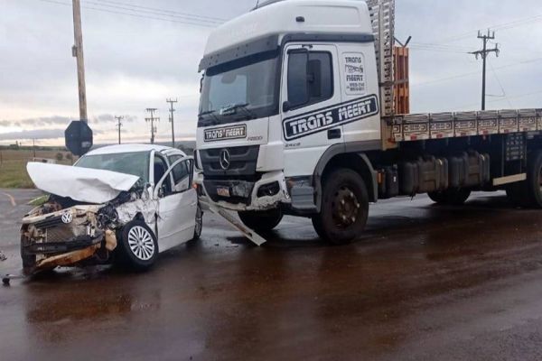 Dois adolescentes ficam feridos ao se envolverem em acidente no trevo de Brasilândia do Sul