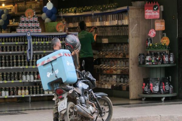 Comércio perde 7,8% de empresas e reduz salários em 2020, aponta IBGE