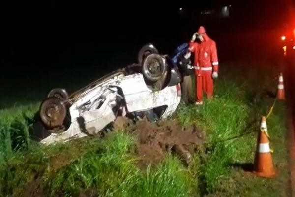 Imagem referente a notícia: Mulher e criança de 2 anos morrem em capotamento no sudoeste do Paraná