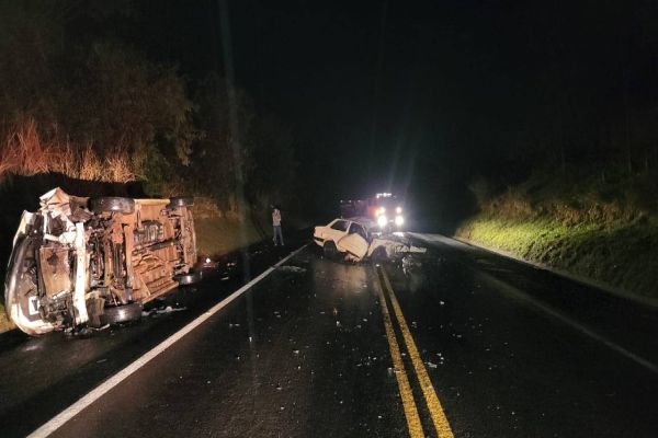 Homem morre após colisão frontal entre Voyage e Sprinter na BR-376
