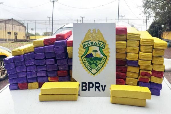 Imagem referente a notícia: Homem é detido pela PRE com vários tabletes de maconha na PR-586 em Santa Tereza do Oeste