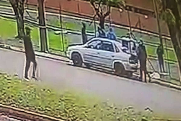 Imagem referente a notícia: Câmera de segurança registra assalto que terminou com idoso baleado na Av. Assunção