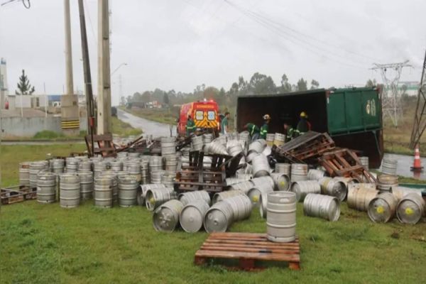 Caminhão carregado com barris de chope tomba na BR-376 em Ponta Grossa