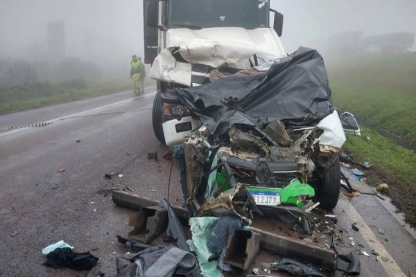 Acidentes na BR-277 sentido interior deixam três mortos; Carro de Teixeira Soares é esmagado