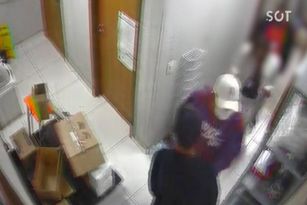 Imagem referente a notícia: Farmácia é assaltada e funcionários são feitos de refém no Bairro Floresta