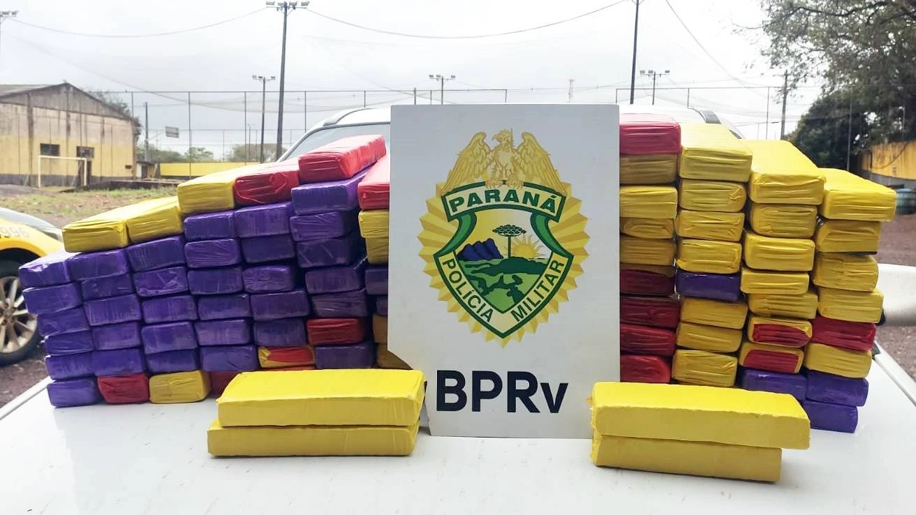 Foto relacionada a notícia: Homem é detido pela PRE com vários tabletes de maconha na PR-586 em Santa Tereza do Oeste