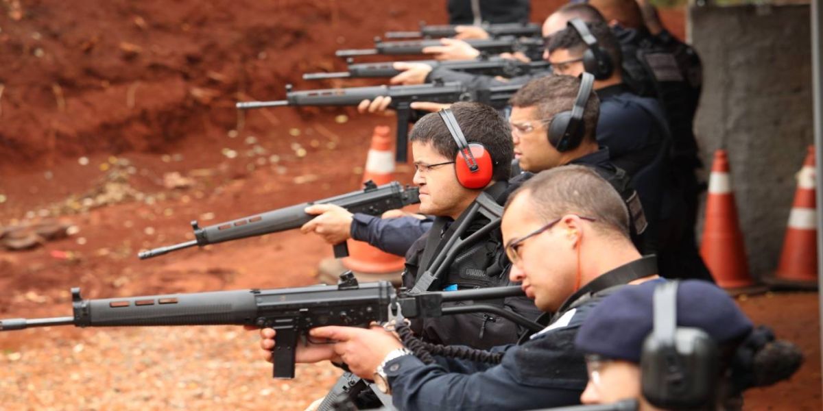 Guardas municipais passam por treinamento para manusear carabina ponto 40